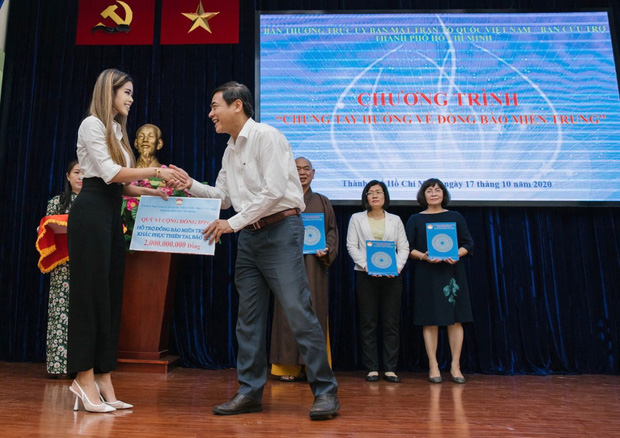 Tiên Nguyễn đại diện nhà tỷ phú Johnathan Hạnh Nguyễn trao 2 tỷ hỗ trợ miền Trung, 1,3 tỷ cho gia đình 13 cán bộ gặp nạn ở Rào Trăng 3 Tiên Nguyễn đại diện nhà tỷ phú Johnathan Hạnh Nguyễn trao 2 tỷ hỗ trợ miền Trung, 1,3 tỷ cho gia đình 13 cán bộ gặp nạn ở Rào Trăng 3