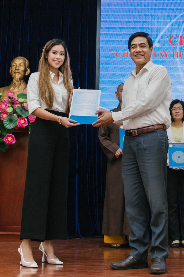Tiên Nguyễn đại diện nhà tỷ phú Johnathan Hạnh Nguyễn trao 2 tỷ hỗ trợ miền Trung, 1,3 tỷ cho gia đình 13 cán bộ gặp nạn ở Rào Trăng 3 - 2 Tiên Nguyễn đại diện nhà tỷ phú Johnathan Hạnh Nguyễn trao 2 tỷ hỗ trợ miền Trung, 1,3 tỷ cho gia đình 13 cán bộ gặp nạn ở Rào Trăng 3 - 2