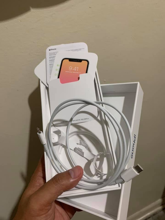 Mở hộp iPhone 12: Không củ sạc và tai nghe, gây khó cho người dùng - 1