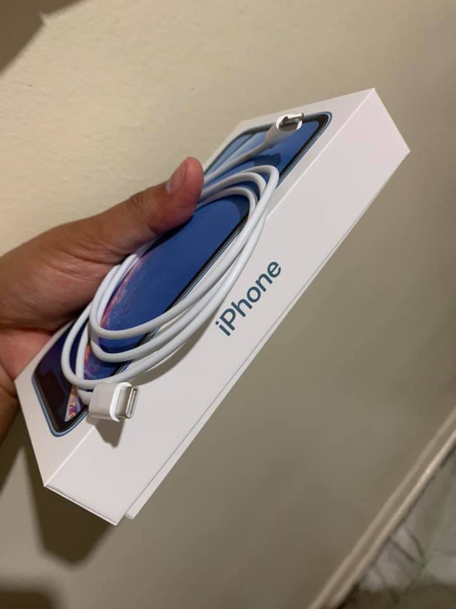 Mở hộp iPhone 12: Không củ sạc và tai nghe, gây khó cho người dùng Mở hộp iPhone 12: Không củ sạc và tai nghe, gây khó cho người dùng