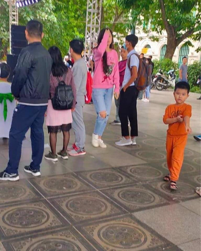 Mai Phương Thúy lộ diện nhan sắc thật qua hình chưa được chỉnh sửa do người qua đường chụp, ngoại hình khác hẳn bình thường Mai Phương Thúy lộ diện nhan sắc thật qua hình chưa được chỉnh sửa do người qua đường chụp, ngoại hình khác hẳn bình thường