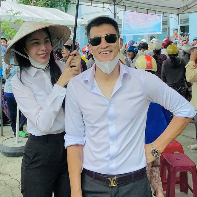 Công Vinh than bị vợ lừa lần thứ 3 vì Thuỷ Tiên đột ngột huỷ vé máy bay về Sài Gòn, ở lại cứu trợ người dân Quảng Trị - 1 Công Vinh than bị vợ lừa lần thứ 3 vì Thuỷ Tiên đột ngột huỷ vé máy bay về Sài Gòn, ở lại cứu trợ người dân Quảng Trị - 1