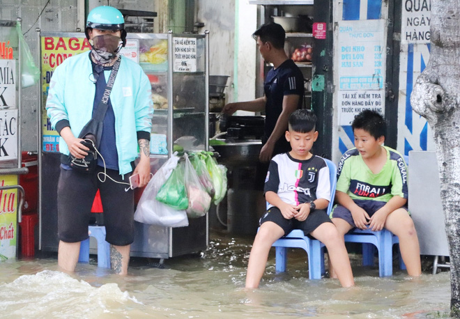 Hết dầm mưa liên tiếp, dân Sài Gòn lại khốn khổ vì triều cường đạt đỉnh, bì bõm dắt xe qua đường ngập - 10 Hết dầm mưa liên tiếp, dân Sài Gòn lại khốn khổ vì triều cường đạt đỉnh, bì bõm dắt xe qua đường ngập - 10