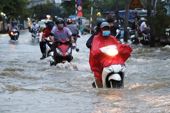 Hết dầm mưa liên tiếp, dân Sài Gòn lại khốn khổ vì triều cường đạt đỉnh, bì bõm dắt xe qua đường ngập - 22 Hết dầm mưa liên tiếp, dân Sài Gòn lại khốn khổ vì triều cường đạt đỉnh, bì bõm dắt xe qua đường ngập - 22