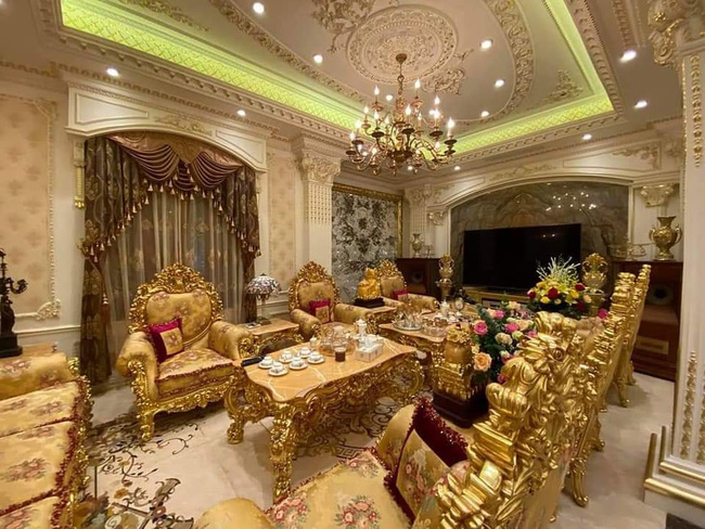 Choáng với đám cưới trong lâu đài dát vàng tại Tuyên Quang, đón dâu bằng xe Rolls Royce chiếm ngay spotlight trên mạng xã hội - 4 Choáng với đám cưới trong lâu đài dát vàng tại Tuyên Quang, đón dâu bằng xe Rolls Royce chiếm ngay spotlight trên mạng xã hội - 4