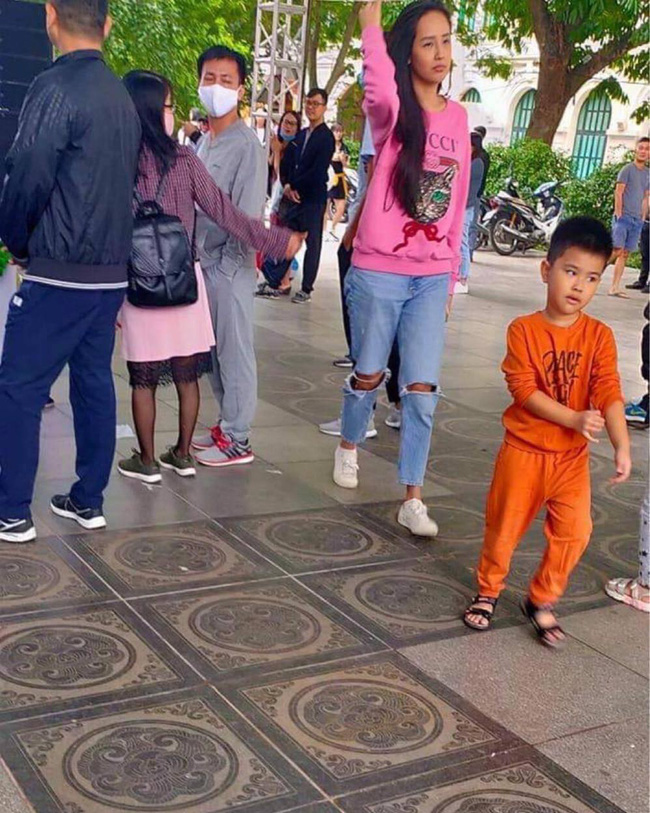 Mai Phương Thúy lộ diện nhan sắc thật qua hình chưa được chỉnh sửa do người qua đường chụp, ngoại hình khác hẳn bình thường - 1 Mai Phương Thúy lộ diện nhan sắc thật qua hình chưa được chỉnh sửa do người qua đường chụp, ngoại hình khác hẳn bình thường - 1