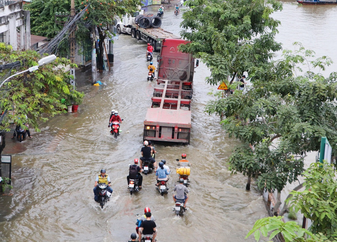 Hết dầm mưa liên tiếp, dân Sài Gòn lại khốn khổ vì triều cường đạt đỉnh, bì bõm dắt xe qua đường ngập - 1 Hết dầm mưa liên tiếp, dân Sài Gòn lại khốn khổ vì triều cường đạt đỉnh, bì bõm dắt xe qua đường ngập - 1