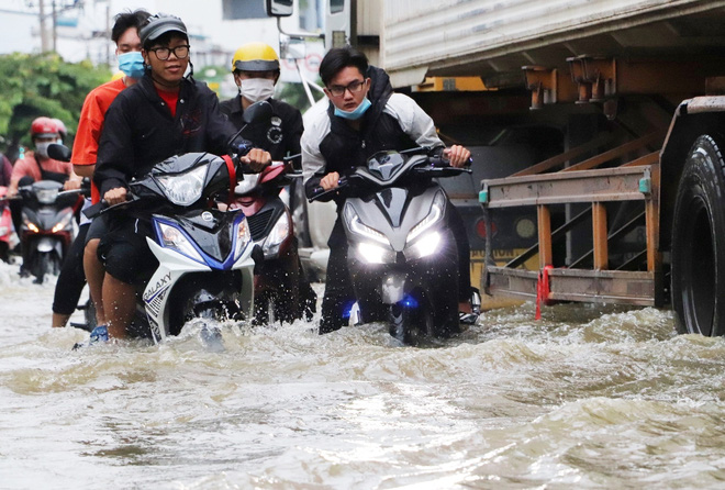 Hết dầm mưa liên tiếp, dân Sài Gòn lại khốn khổ vì triều cường đạt đỉnh, bì bõm dắt xe qua đường ngập - 18 Hết dầm mưa liên tiếp, dân Sài Gòn lại khốn khổ vì triều cường đạt đỉnh, bì bõm dắt xe qua đường ngập - 18