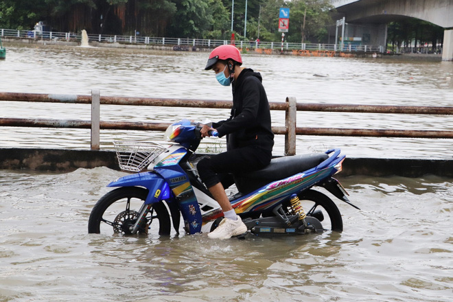 Hết dầm mưa liên tiếp, dân Sài Gòn lại khốn khổ vì triều cường đạt đỉnh, bì bõm dắt xe qua đường ngập - 19 Hết dầm mưa liên tiếp, dân Sài Gòn lại khốn khổ vì triều cường đạt đỉnh, bì bõm dắt xe qua đường ngập - 19