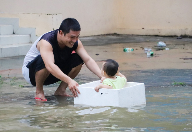 Hết dầm mưa liên tiếp, dân Sài Gòn lại khốn khổ vì triều cường đạt đỉnh, bì bõm dắt xe qua đường ngập - 14 Hết dầm mưa liên tiếp, dân Sài Gòn lại khốn khổ vì triều cường đạt đỉnh, bì bõm dắt xe qua đường ngập - 14