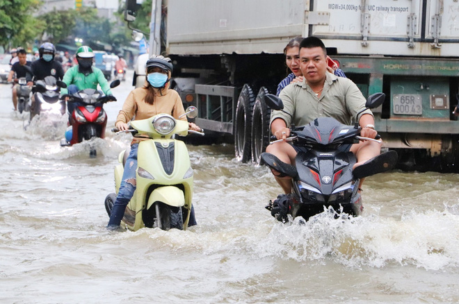 Hết dầm mưa liên tiếp, dân Sài Gòn lại khốn khổ vì triều cường đạt đỉnh, bì bõm dắt xe qua đường ngập - 4 Hết dầm mưa liên tiếp, dân Sài Gòn lại khốn khổ vì triều cường đạt đỉnh, bì bõm dắt xe qua đường ngập - 4