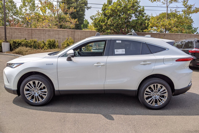 Hàng 'hot' một thời Toyota Venza 2021 chào hàng tại Việt Nam: Giá 3 tỷ đồng, dáng sang chảnh như Lexus RX - 2 Hàng 'hot' một thời Toyota Venza 2021 chào hàng tại Việt Nam: Giá 3 tỷ đồng, dáng sang chảnh như Lexus RX - 2