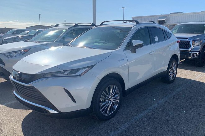 Hàng 'hot' một thời Toyota Venza 2021 chào hàng tại Việt Nam: Giá 3 tỷ đồng, dáng sang chảnh như Lexus RX Hàng 'hot' một thời Toyota Venza 2021 chào hàng tại Việt Nam: Giá 3 tỷ đồng, dáng sang chảnh như Lexus RX