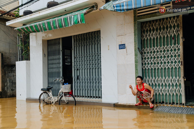 Mất điện, nước lũ gây ngập nặng, người dân Huế kiệt sức: 'Chưa có năm nào khắc nghiệt như năm nay' - 1 Mất điện, nước lũ gây ngập nặng, người dân Huế kiệt sức: 'Chưa có năm nào khắc nghiệt như năm nay' - 1