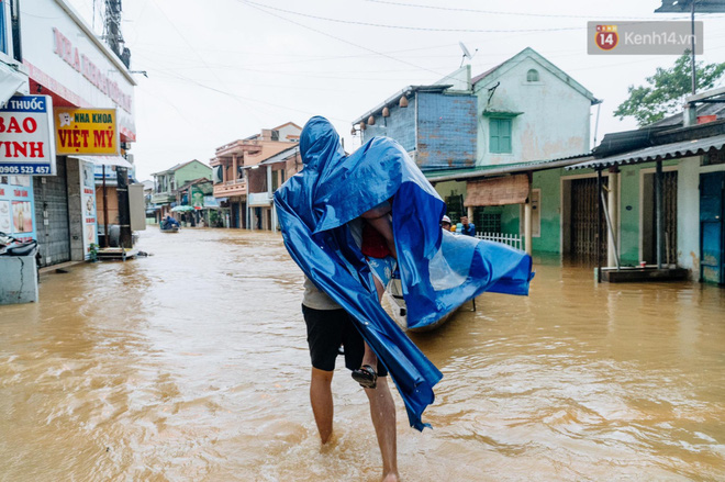 Mất điện, nước lũ gây ngập nặng, người dân Huế kiệt sức: 'Chưa có năm nào khắc nghiệt như năm nay' - 11 Mất điện, nước lũ gây ngập nặng, người dân Huế kiệt sức: 'Chưa có năm nào khắc nghiệt như năm nay' - 11