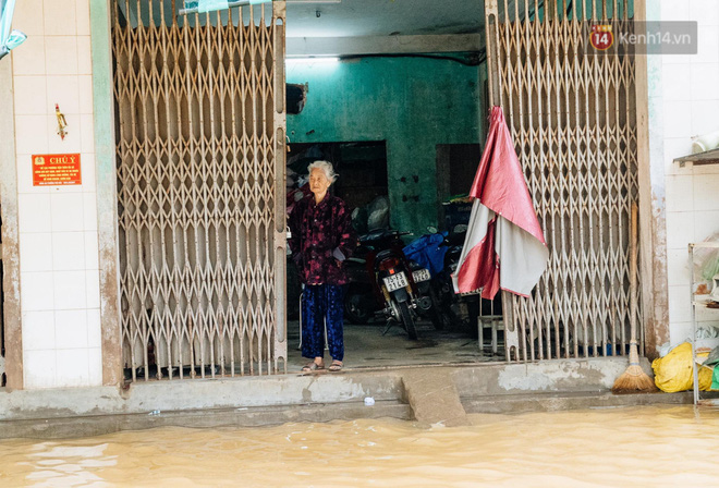 Mất điện, nước lũ gây ngập nặng, người dân Huế kiệt sức: 'Chưa có năm nào khắc nghiệt như năm nay' - 8 Mất điện, nước lũ gây ngập nặng, người dân Huế kiệt sức: 'Chưa có năm nào khắc nghiệt như năm nay' - 8