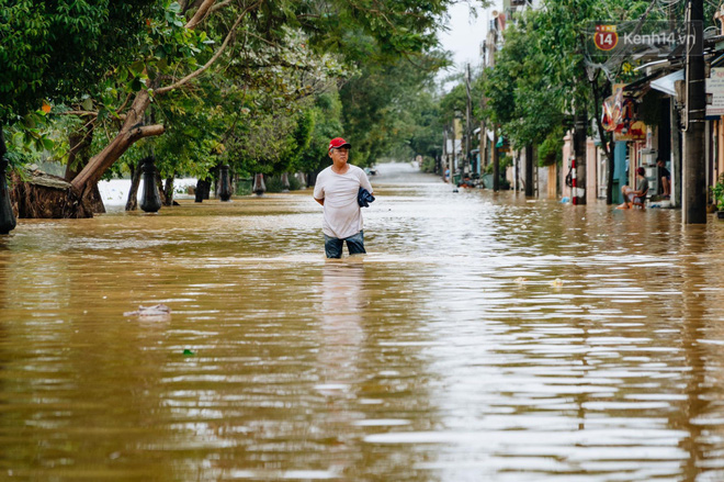 Mất điện, nước lũ gây ngập nặng, người dân Huế kiệt sức: 'Chưa có năm nào khắc nghiệt như năm nay' - 3 Mất điện, nước lũ gây ngập nặng, người dân Huế kiệt sức: 'Chưa có năm nào khắc nghiệt như năm nay' - 3