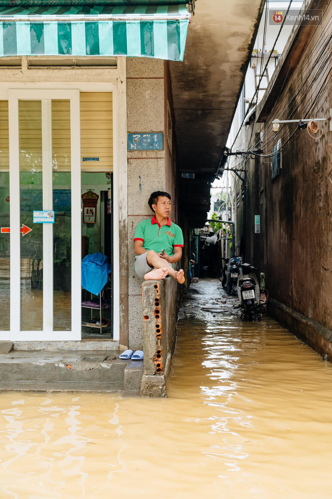 Mất điện, nước lũ gây ngập nặng, người dân Huế kiệt sức: 'Chưa có năm nào khắc nghiệt như năm nay' - 21 Mất điện, nước lũ gây ngập nặng, người dân Huế kiệt sức: 'Chưa có năm nào khắc nghiệt như năm nay' - 21
