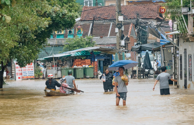 Mất điện, nước lũ gây ngập nặng, người dân Huế kiệt sức: 'Chưa có năm nào khắc nghiệt như năm nay' - 19 Mất điện, nước lũ gây ngập nặng, người dân Huế kiệt sức: 'Chưa có năm nào khắc nghiệt như năm nay' - 19