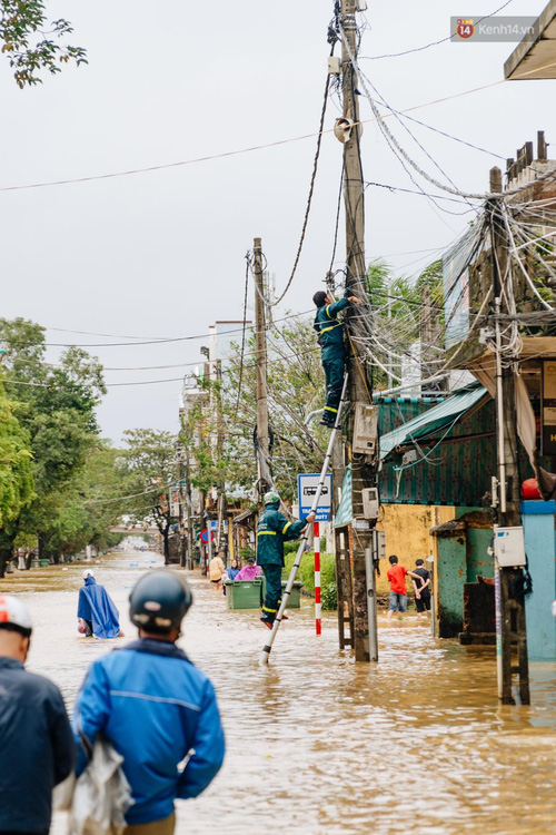 Mất điện, nước lũ gây ngập nặng, người dân Huế kiệt sức: 'Chưa có năm nào khắc nghiệt như năm nay' - 28 Mất điện, nước lũ gây ngập nặng, người dân Huế kiệt sức: 'Chưa có năm nào khắc nghiệt như năm nay' - 28