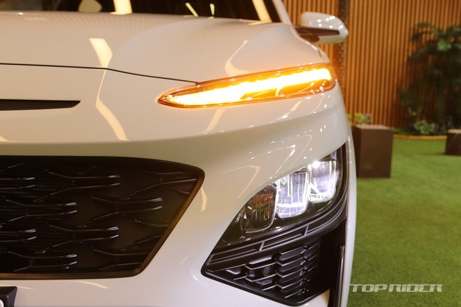 Chi tiết Hyundai Kona 2021 ngoài đời thực: Bóng bẩy hơn, đối thủ thực sự của 'hiện tượng' Kia Seltos sẽ sớm về Việt Nam - 16 Chi tiết Hyundai Kona 2021 ngoài đời thực: Bóng bẩy hơn, đối thủ thực sự của 'hiện tượng' Kia Seltos sẽ sớm về Việt Nam - 16