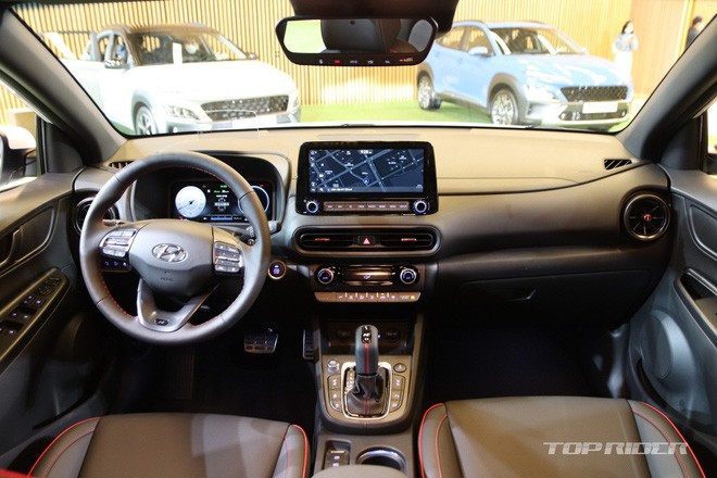 Chi tiết Hyundai Kona 2021 ngoài đời thực: Bóng bẩy hơn, đối thủ thực sự của 'hiện tượng' Kia Seltos sẽ sớm về Việt Nam - 7 Chi tiết Hyundai Kona 2021 ngoài đời thực: Bóng bẩy hơn, đối thủ thực sự của 'hiện tượng' Kia Seltos sẽ sớm về Việt Nam - 7