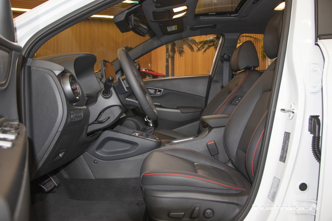 Chi tiết Hyundai Kona 2021 ngoài đời thực: Bóng bẩy hơn, đối thủ thực sự của 'hiện tượng' Kia Seltos sẽ sớm về Việt Nam - 9 Chi tiết Hyundai Kona 2021 ngoài đời thực: Bóng bẩy hơn, đối thủ thực sự của 'hiện tượng' Kia Seltos sẽ sớm về Việt Nam - 9