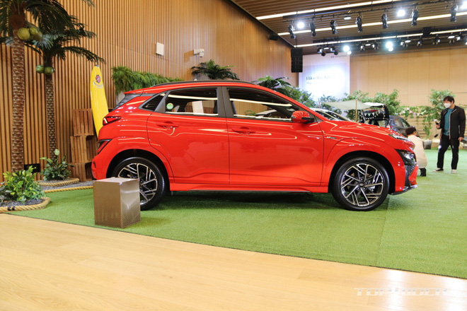 Chi tiết Hyundai Kona 2021 ngoài đời thực: Bóng bẩy hơn, đối thủ thực sự của 'hiện tượng' Kia Seltos sẽ sớm về Việt Nam - 3 Chi tiết Hyundai Kona 2021 ngoài đời thực: Bóng bẩy hơn, đối thủ thực sự của 'hiện tượng' Kia Seltos sẽ sớm về Việt Nam - 3