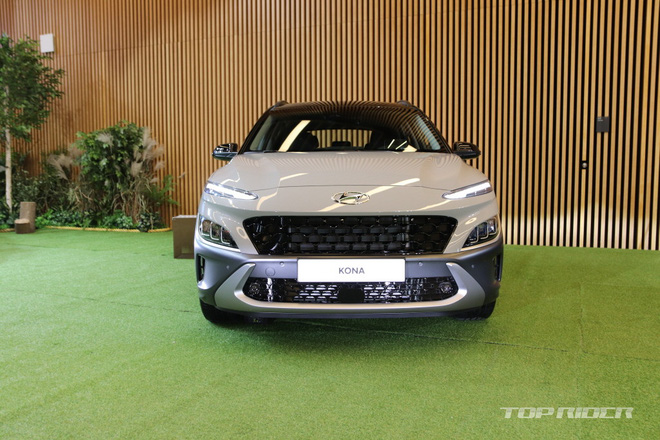 Chi tiết Hyundai Kona 2021 ngoài đời thực: Bóng bẩy hơn, đối thủ thực sự của 'hiện tượng' Kia Seltos sẽ sớm về Việt Nam - 1 Chi tiết Hyundai Kona 2021 ngoài đời thực: Bóng bẩy hơn, đối thủ thực sự của 'hiện tượng' Kia Seltos sẽ sớm về Việt Nam - 1
