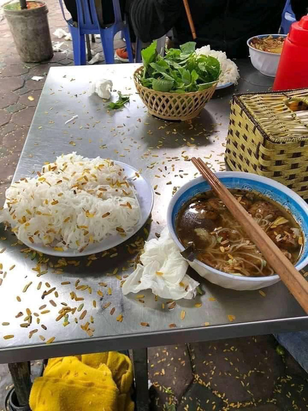 Nam sinh đen đủi nhất hàng bún chả: Tiết kiệm cả tuần mới dám đi ăn mà dính luôn 'vùng lá me bay' Nam sinh đen đủi nhất hàng bún chả: Tiết kiệm cả tuần mới dám đi ăn mà dính luôn 'vùng lá me bay'