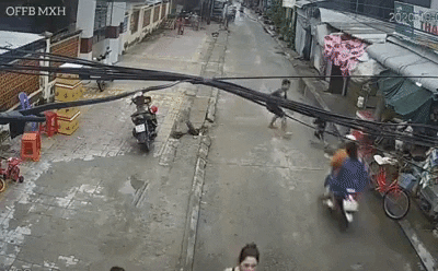 Video: Người đàn ông nhanh như chớp cứu bé trai thoát nạn trước bánh xe của 2 cô gái, hành động tử tế sau đó càng nhận nhiều lời khen Video: Người đàn ông nhanh như chớp cứu bé trai thoát nạn trước bánh xe của 2 cô gái, hành động tử tế sau đó càng nhận nhiều lời khen