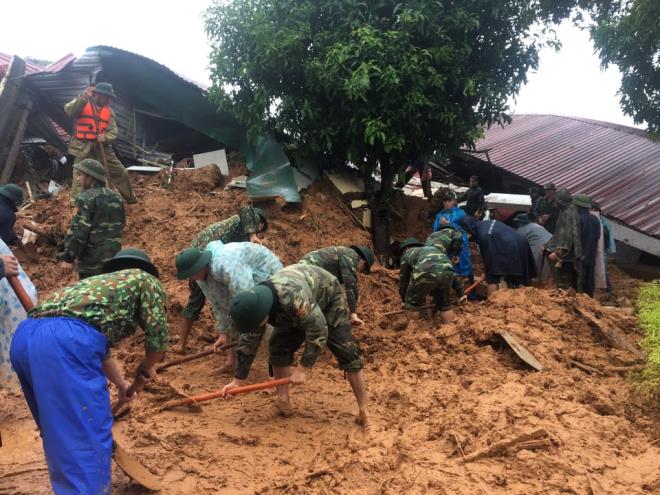Hiện trường sạt lở đất, nghi vùi lấp hơn 20 cán bộ, chiến sĩ sư đoàn 337 ở Quảng Trị - 6 Hiện trường sạt lở đất, nghi vùi lấp hơn 20 cán bộ, chiến sĩ sư đoàn 337 ở Quảng Trị - 6