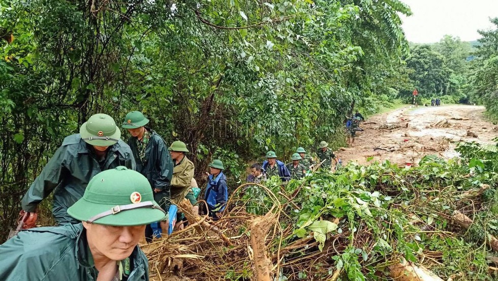 Hiện trường sạt lở đất, nghi vùi lấp hơn 20 cán bộ, chiến sĩ sư đoàn 337 ở Quảng Trị - 1 Hiện trường sạt lở đất, nghi vùi lấp hơn 20 cán bộ, chiến sĩ sư đoàn 337 ở Quảng Trị - 1