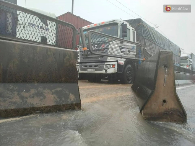 Ảnh: Mưa lũ lịch sử ở Quảng Bình, nước ngập quốc lộ 1A hơn một mét, xe cộ chôn chân hàng km - 8 Ảnh: Mưa lũ lịch sử ở Quảng Bình, nước ngập quốc lộ 1A hơn một mét, xe cộ chôn chân hàng km - 8