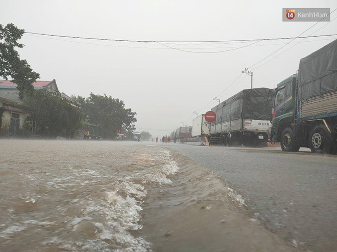 Ảnh: Mưa lũ lịch sử ở Quảng Bình, nước ngập quốc lộ 1A hơn một mét, xe cộ chôn chân hàng km - 16 Ảnh: Mưa lũ lịch sử ở Quảng Bình, nước ngập quốc lộ 1A hơn một mét, xe cộ chôn chân hàng km - 16