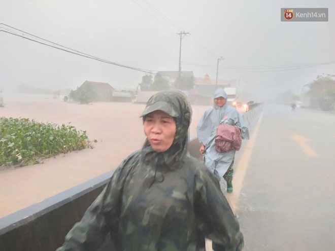 Ảnh: Mưa lũ lịch sử ở Quảng Bình, nước ngập quốc lộ 1A hơn một mét, xe cộ chôn chân hàng km - 4 Ảnh: Mưa lũ lịch sử ở Quảng Bình, nước ngập quốc lộ 1A hơn một mét, xe cộ chôn chân hàng km - 4