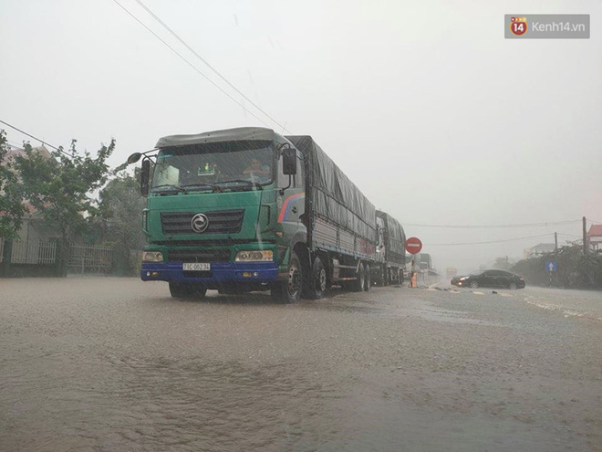 Ảnh: Mưa lũ lịch sử ở Quảng Bình, nước ngập quốc lộ 1A hơn một mét, xe cộ chôn chân hàng km - 9 Ảnh: Mưa lũ lịch sử ở Quảng Bình, nước ngập quốc lộ 1A hơn một mét, xe cộ chôn chân hàng km - 9