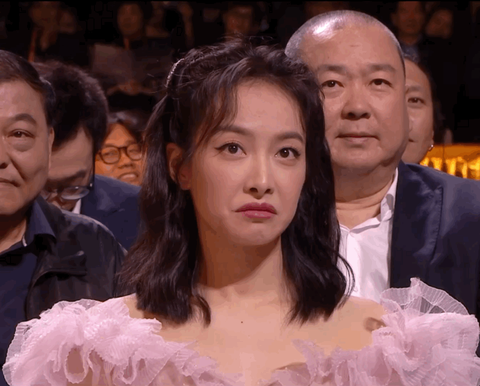 Kim Ưng 2020: Tống Thiến gây bão Weibo vì tỏ thái độ khó chịu, chề môi khi Triệu Lệ Dĩnh đoạt giải - 1 Kim Ưng 2020: Tống Thiến gây bão Weibo vì tỏ thái độ khó chịu, chề môi khi Triệu Lệ Dĩnh đoạt giải - 1