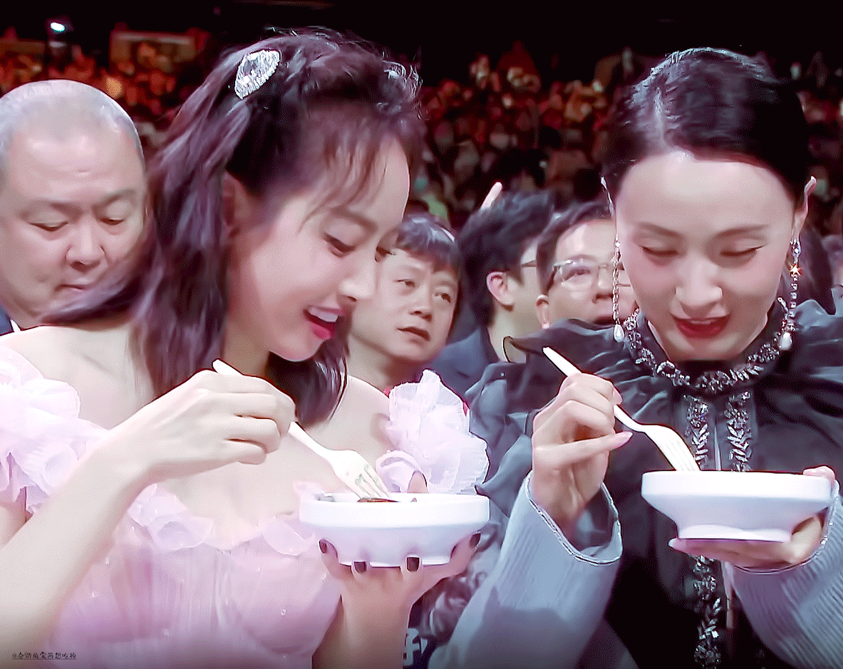 Kim Ưng 2020: Tống Thiến gây bão Weibo vì tỏ thái độ khó chịu, chề môi khi Triệu Lệ Dĩnh đoạt giải - 6 Kim Ưng 2020: Tống Thiến gây bão Weibo vì tỏ thái độ khó chịu, chề môi khi Triệu Lệ Dĩnh đoạt giải - 6