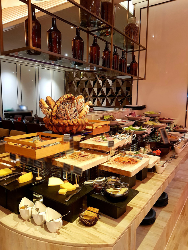 SỐC: Khách review buffet không ưng ý, nhân viên khách sạn 5 sao ở Sài Gòn mỉa mai '1tr4 to quá, ăn 140k ở chợ Bến Thành còn hơn đó' - 3 SỐC: Khách review buffet không ưng ý, nhân viên khách sạn 5 sao ở Sài Gòn mỉa mai '1tr4 to quá, ăn 140k ở chợ Bến Thành còn hơn đó' - 3
