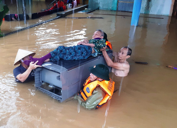 Lũ lịch sử ở Quảng Bình: Lật đò khi chạy lũ, 2 người tử vong Lũ lịch sử ở Quảng Bình: Lật đò khi chạy lũ, 2 người tử vong
