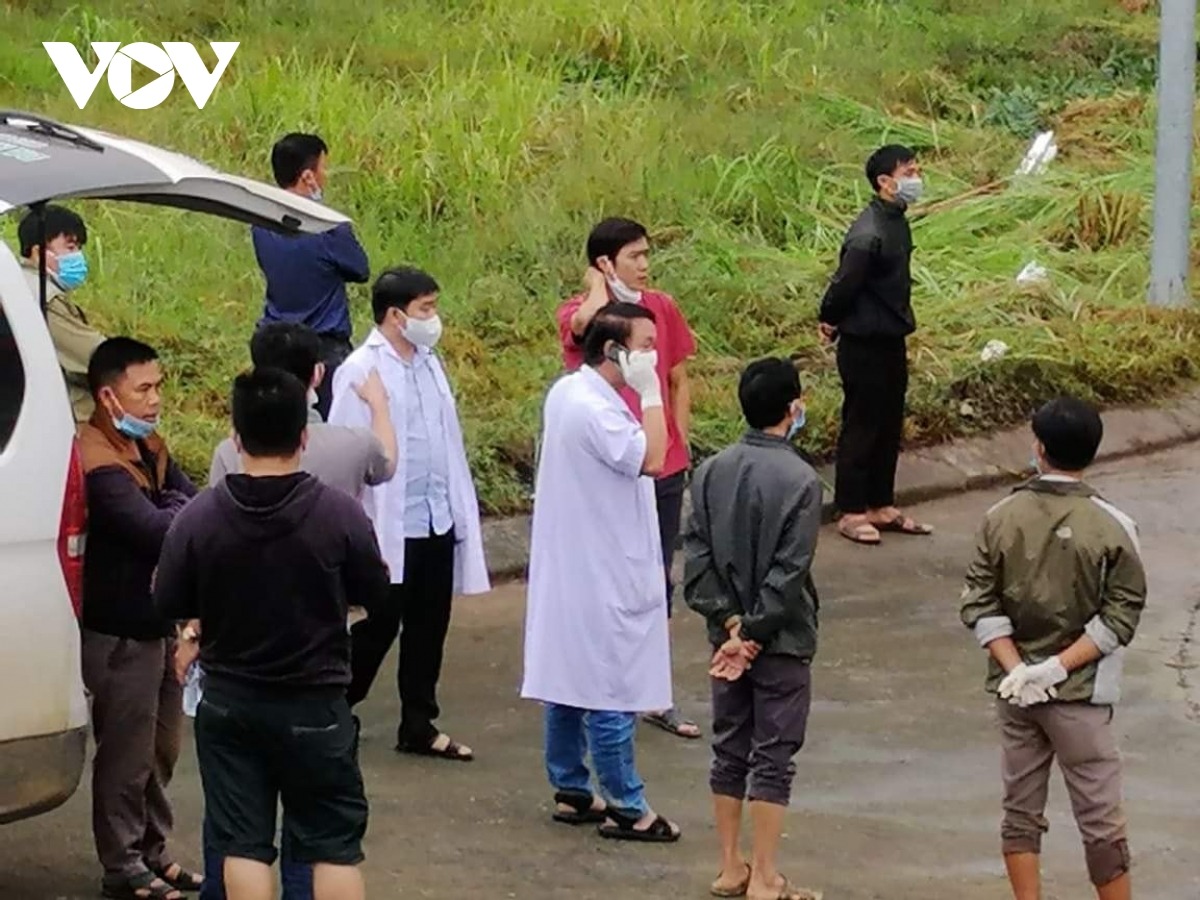 Ảnh: Đoàn xe đưa thi thể cán bộ, chiến sĩ Đoàn KTQP 337 ra khỏi hiện trường - 3 Ảnh: Đoàn xe đưa thi thể cán bộ, chiến sĩ Đoàn KTQP 337 ra khỏi hiện trường - 3