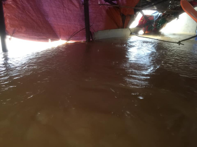 Mắc kẹt trong nhà ngập khuất tầm nhìn, không có đồ ăn nước uống, nam thanh niên ở Quảng Bình lên mạng cầu cứu: 'Ca nô nào đi ngang qua xin hãy gọi để em tìm cách ra' - 4 Mắc kẹt trong nhà ngập khuất tầm nhìn, không có đồ ăn nước uống, nam thanh niên ở Quảng Bình lên mạng cầu cứu: 'Ca nô nào đi ngang qua xin hãy gọi để em tìm cách ra' - 4