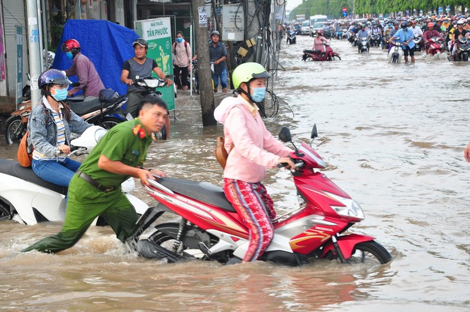 CLIP: Triều cường khủng khiếp ở Cần Thơ - 12 CLIP: Triều cường khủng khiếp ở Cần Thơ - 12