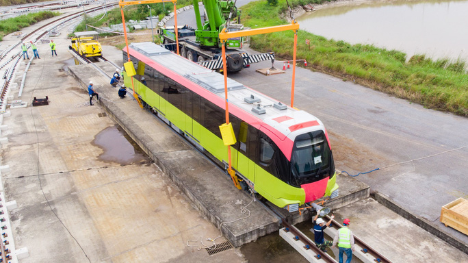 Video ảnh: Cận cảnh đoàn tàu đường sắt bằng hợp kim nhôm do Pháp sản xuất về đến Hà Nội Video ảnh: Cận cảnh đoàn tàu đường sắt bằng hợp kim nhôm do Pháp sản xuất về đến Hà Nội