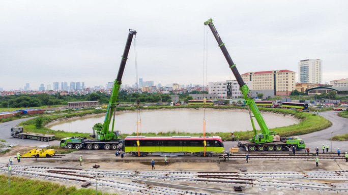 Video ảnh: Cận cảnh đoàn tàu đường sắt bằng hợp kim nhôm do Pháp sản xuất về đến Hà Nội - 2 Video ảnh: Cận cảnh đoàn tàu đường sắt bằng hợp kim nhôm do Pháp sản xuất về đến Hà Nội - 2