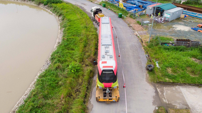 Video ảnh: Cận cảnh đoàn tàu đường sắt bằng hợp kim nhôm do Pháp sản xuất về đến Hà Nội - 6 Video ảnh: Cận cảnh đoàn tàu đường sắt bằng hợp kim nhôm do Pháp sản xuất về đến Hà Nội - 6
