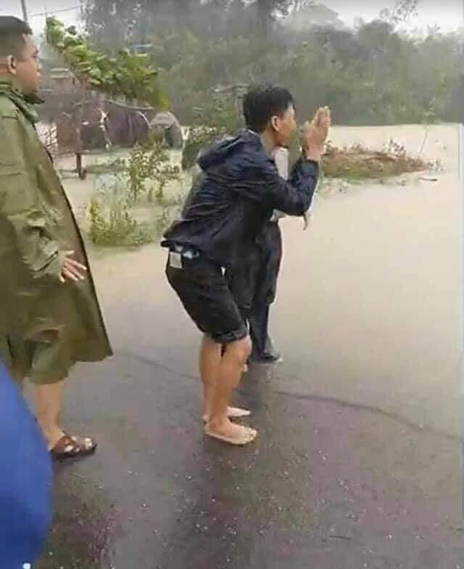 Những gương mặt khắc khổ, những giọt nước mắt thương tâm của người dân miền Trung giữa trận lũ lịch sử - 6 Những gương mặt khắc khổ, những giọt nước mắt thương tâm của người dân miền Trung giữa trận lũ lịch sử - 6