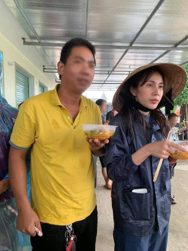Hình ảnh Thủy Tiên mặt bơ phờ đứng ăn vội bữa lót dạ khi đi cứu trợ gây xôn xao - 1 Hình ảnh Thủy Tiên mặt bơ phờ đứng ăn vội bữa lót dạ khi đi cứu trợ gây xôn xao - 1