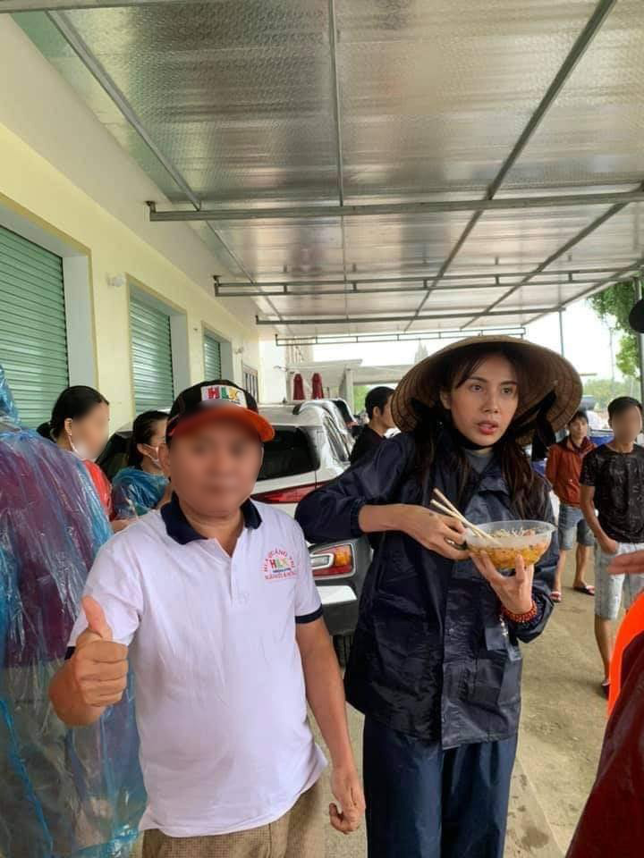 Hình ảnh Thủy Tiên mặt bơ phờ đứng ăn vội bữa lót dạ khi đi cứu trợ gây xôn xao - 2 Hình ảnh Thủy Tiên mặt bơ phờ đứng ăn vội bữa lót dạ khi đi cứu trợ gây xôn xao - 2